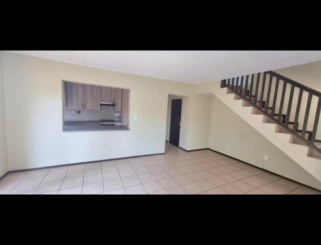 3 BEDROOM TOWNHOUSE FOR SALE IN HEUWELSIG ESTATE